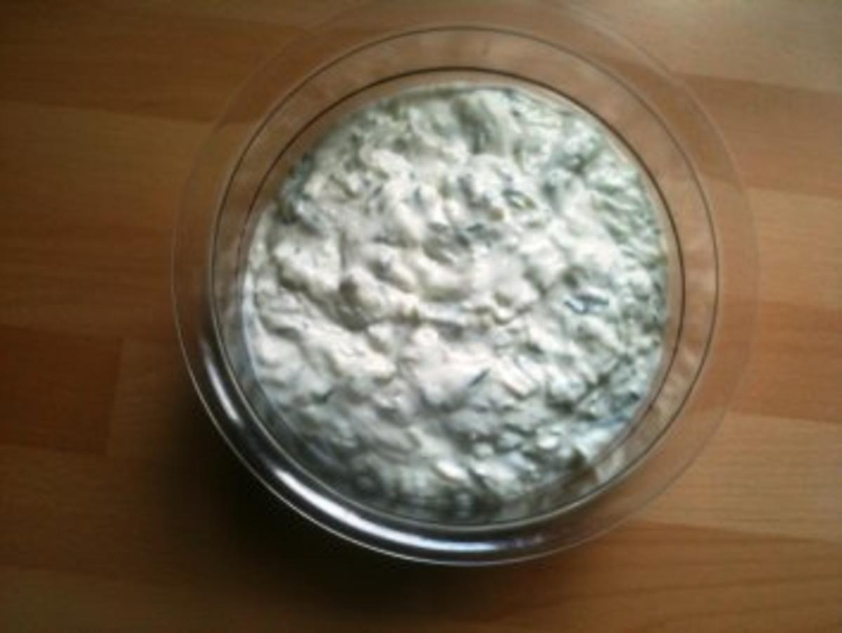 Tzaziki mit Gurke und Knoblauchzehen gehackt - Rezept mit Bild - kochbar.de