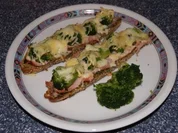 Rezept: Kornspitz mit Schinken und Brokkoli mit Käse überbacken Kornspitz mit Schinken und Brokkoli mit Käse überbacken - Rezept