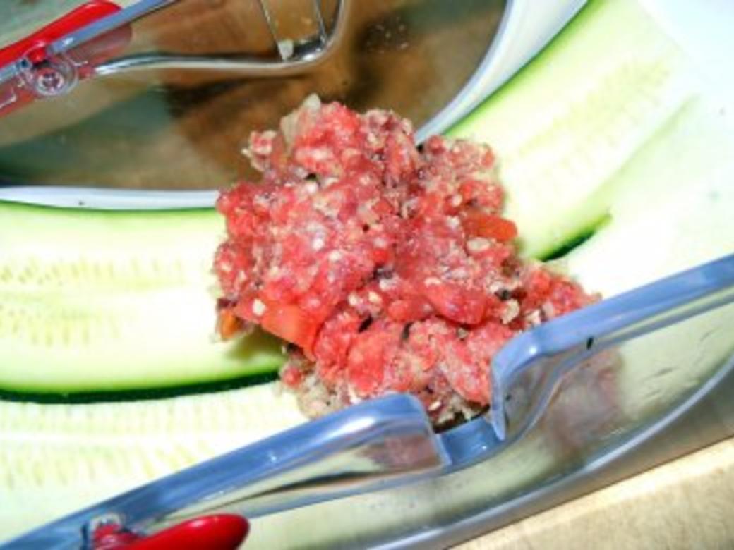 Zucchini Röllchen, gefüllt auf Gemüsesauce und Reis - einfach - 328 ...