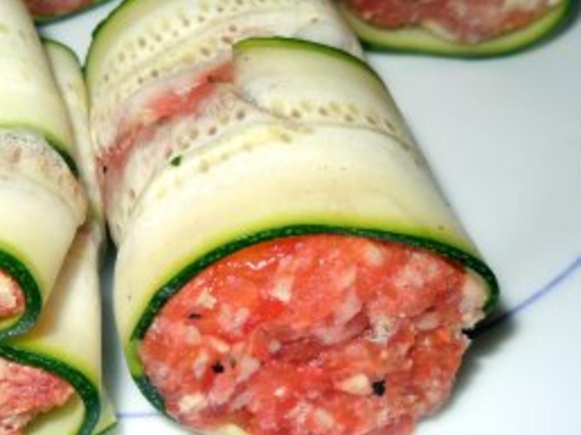 Zucchini-Röllchen, gefüllt auf Gemüsesauce und Reis - Rezept - kochbar.de