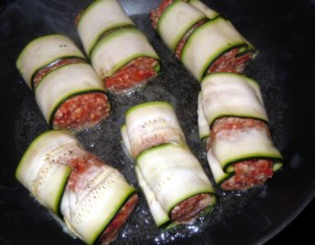 Zucchini-Röllchen, gefüllt auf Gemüsesauce und Reis - Rezept - Bild Nr. 5