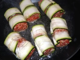 Zucchini-Röllchen, gefüllt auf Gemüsesauce und Reis - Rezept - Bild Nr. 5