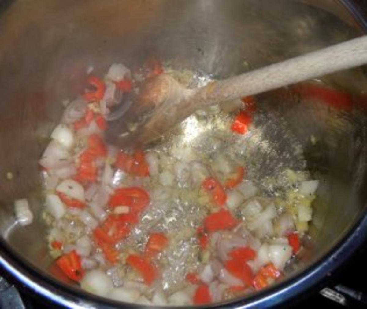 Zucchini-Röllchen, gefüllt auf Gemüsesauce und Reis - Rezept - Bild Nr. 6