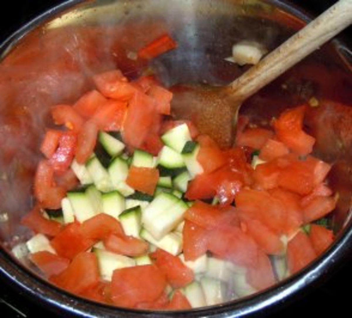 Zucchini-Röllchen, gefüllt auf Gemüsesauce und Reis - Rezept - Bild Nr. 8