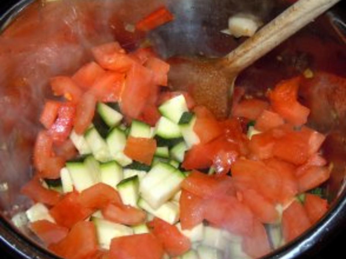 Zucchini-Röllchen, gefüllt auf Gemüsesauce und Reis - Rezept - kochbar.de