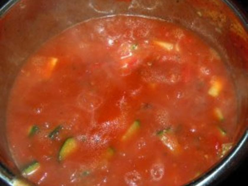 Zucchini Röllchen, gefüllt auf Gemüsesauce und Reis - einfach - 328 ...