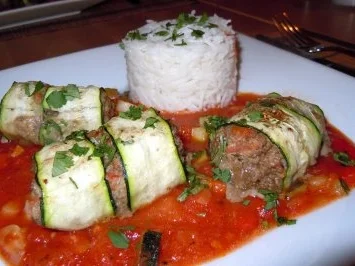 Zucchini-Röllchen, gefüllt auf Gemüsesauce und Reis - Rezept