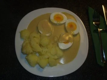 Rezept: Tellergerichte: Senfeier mit Kartoffeln Tellergerichte: Senfeier mit Kartoffeln - Rezept