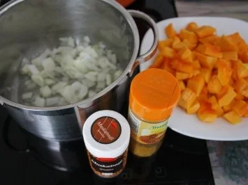 Kürbiscreme-Suppe mit Apfel - Rezept - Bild Nr. 3