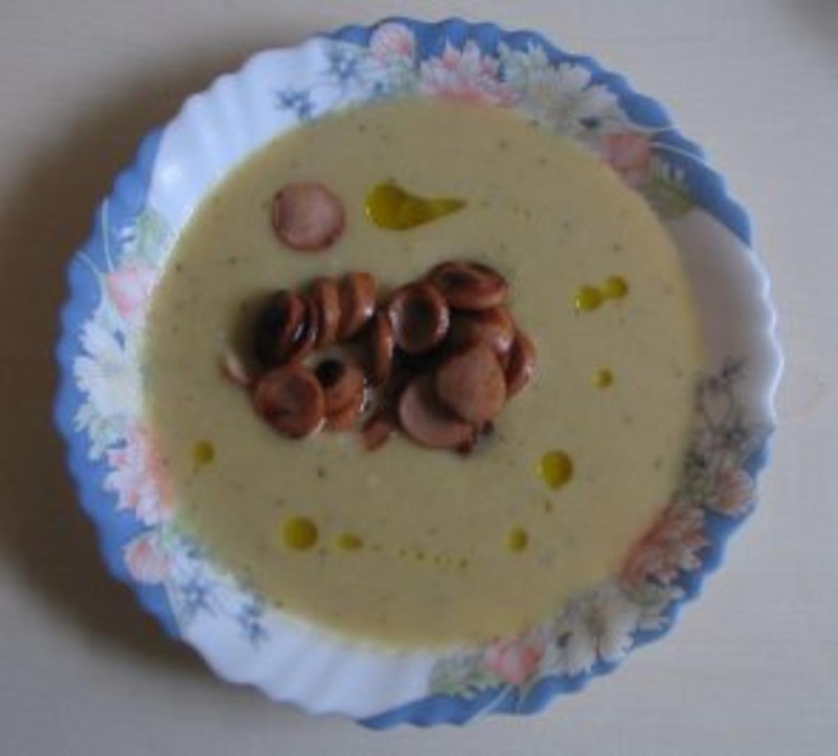 Bilder für Pastinakensuppe mit Ingwer, Knobi, Frischkäse und gebr. Wienerscheibchen - Rezept