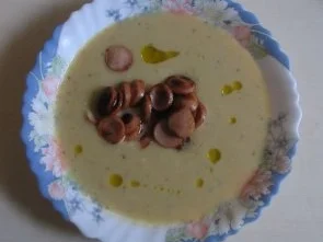 Rezept: Pastinakensuppe mit Ingwer, Knobi, Frischkäse und gebr. Wienerscheibchen Bild Nr. 3 Pastinakensuppe mit Ingwer, Knobi, Frischkäse und gebr. Wienerscheibchen - Rezept - Bild Nr. 3