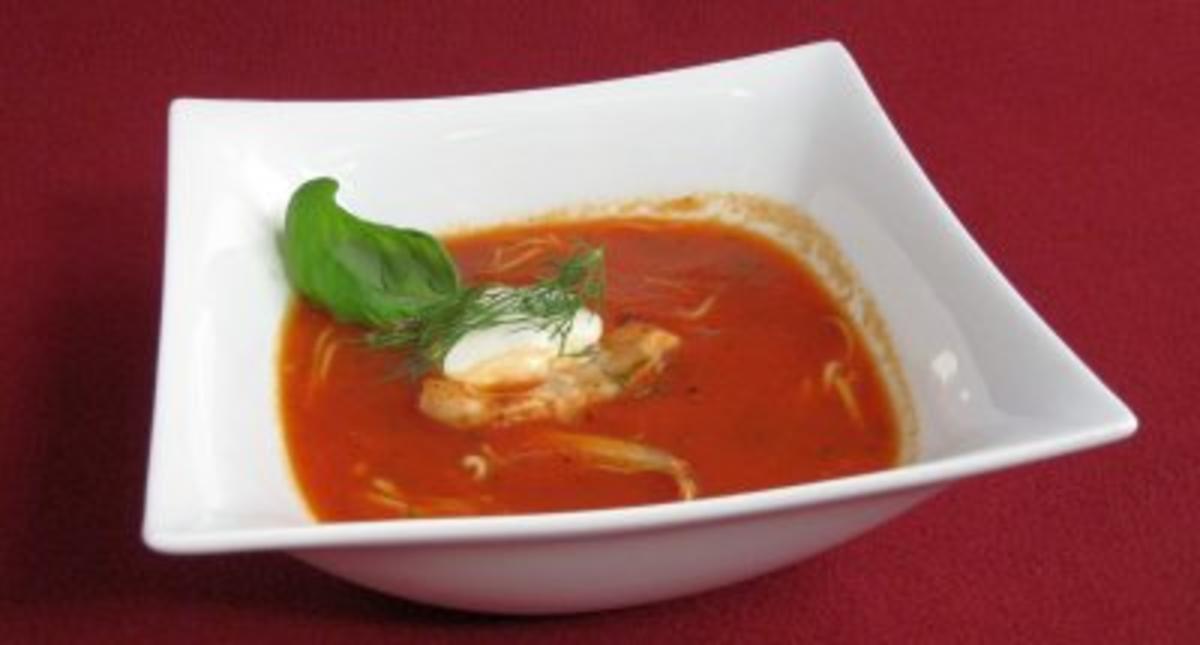 Frische Tomatensuppe mit feinen Wachteleier-Nudeln - Rezept