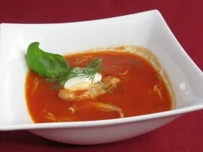 Rezept: Frische Tomatensuppe mit feinen Wachteleier-Nudeln Frische Tomatensuppe mit feinen Wachteleier-Nudeln - Rezept