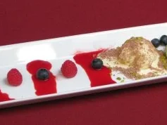 Vanilleparfait an Himbeer-Chili-Soße - Rezept