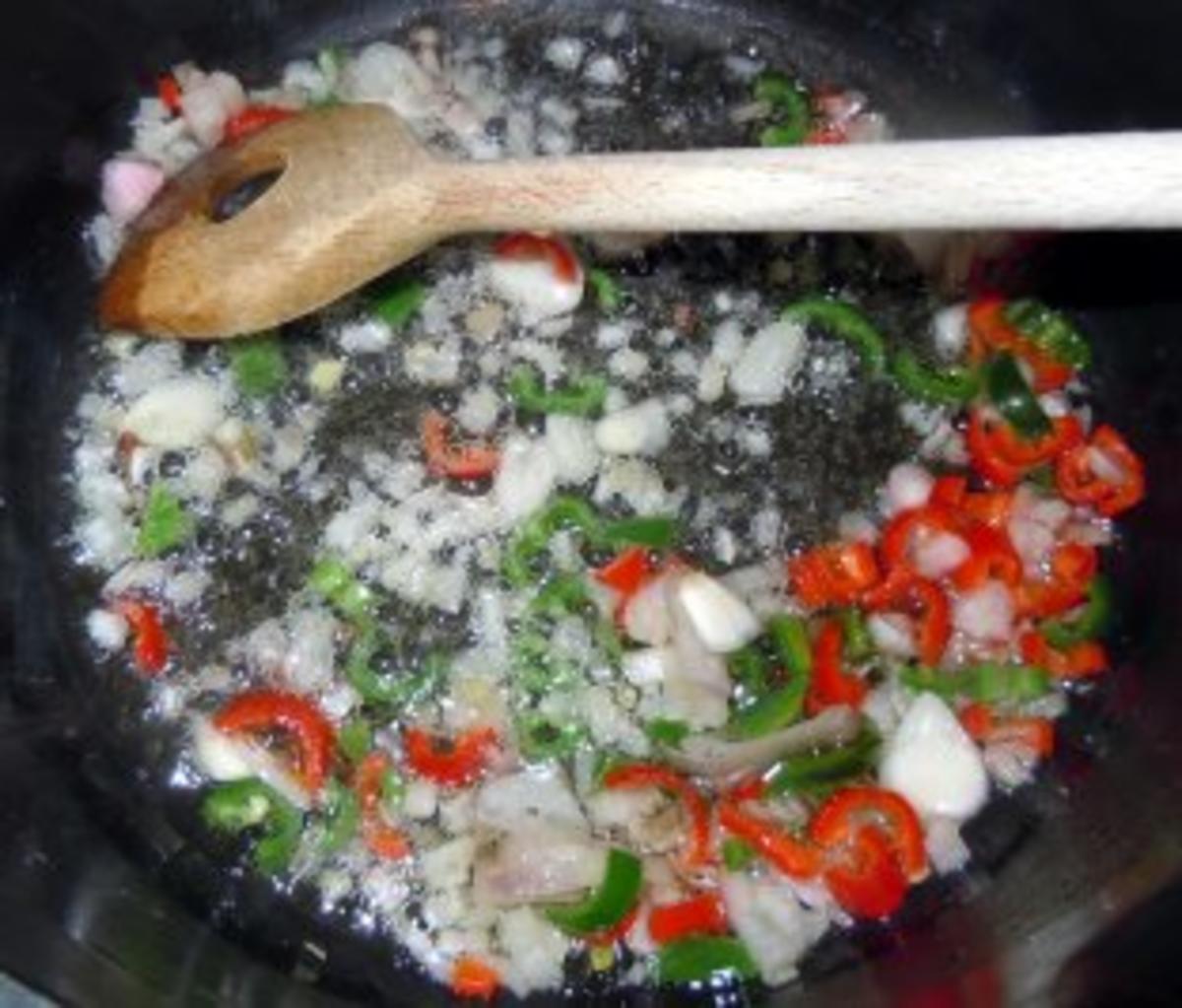 Hähnchenbrust unter Korianderkruste mit Paprikagemüse und Knoblauchkartoffeln - Rezept - Bild Nr. 3