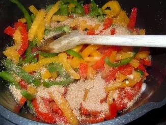 Rezept: Hähnchenbrust unter Korianderkruste mit Paprikagemüse und Knoblauchkartoffeln Bild Nr. 4 Hähnchenbrust unter Korianderkruste mit Paprikagemüse und Knoblauchkartoffeln - Rezept - Bild Nr. 4