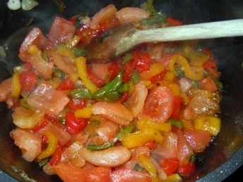 Rezept: Hähnchenbrust unter Korianderkruste mit Paprikagemüse und Knoblauchkartoffeln Bild Nr. 8 Hähnchenbrust unter Korianderkruste mit Paprikagemüse und Knoblauchkartoffeln - Rezept - Bild Nr. 8