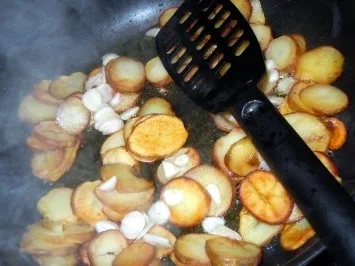 Rezept: Hähnchenbrust unter Korianderkruste mit Paprikagemüse und Knoblauchkartoffeln Bild Nr. 9 Hähnchenbrust unter Korianderkruste mit Paprikagemüse und Knoblauchkartoffeln - Rezept - Bild Nr. 9