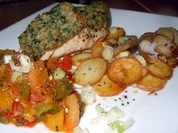 Hähnchenbrust unter Korianderkruste mit Paprikagemüse und Knoblauchkartoffeln - Rezept