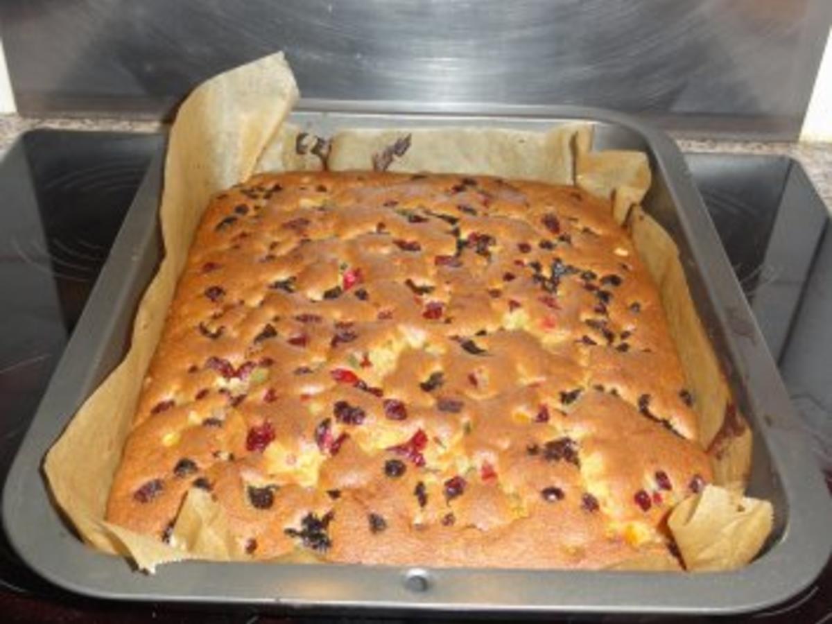 Blechkuchen mit Trockenfrüchten - einfach - 328 kcal/100g