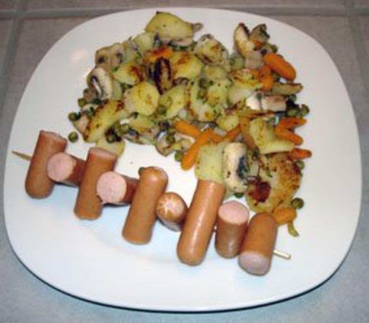 Wiener-Würstchen-Spieße mit Bratkartoffel-Gemüse-Pfanne - Rezept ...