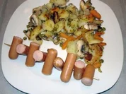 Wiener-Würstchen-Spieße mit Bratkartoffel-Gemüse-Pfanne - Rezept