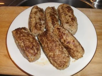 Rezept: Gefüllte Hackröllchen ...mit Feta und Peperoni Gefüllte Hackröllchen ...mit Feta und Peperoni - Rezept