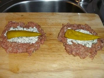 Rezept: Gefüllte Hackröllchen ...mit Feta und Peperoni Bild Nr. 2 Gefüllte Hackröllchen ...mit Feta und Peperoni - Rezept - Bild Nr. 2