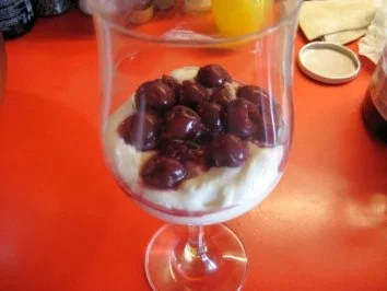 Rezept: Sahnequark mit Sauerkirschen Bild Nr. 4 Sahnequark mit Sauerkirschen - Rezept - Bild Nr. 4