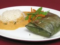 Pangasiusfilet auf Karotten-Ingwer-Bett im Bananenblatt mit Reis und Zuckerschoten - Rezept