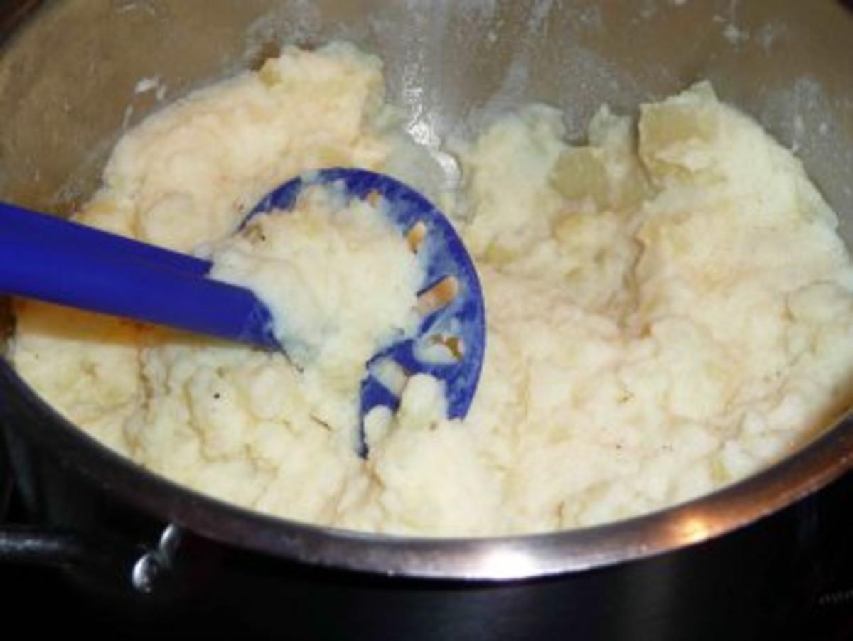 Champignon-Bratwurst-Pfanne auf Kartoffelbrei - Rezept - Bild Nr. 2