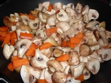 Champignon-Bratwurst-Pfanne auf Kartoffelbrei - Rezept - Bild Nr. 6