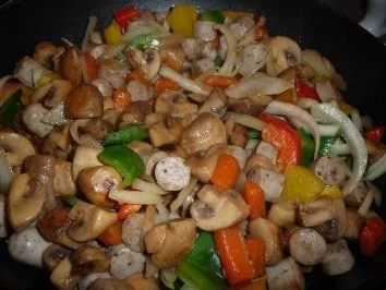 Champignon-Bratwurst-Pfanne auf Kartoffelbrei - Rezept - Bild Nr. 11