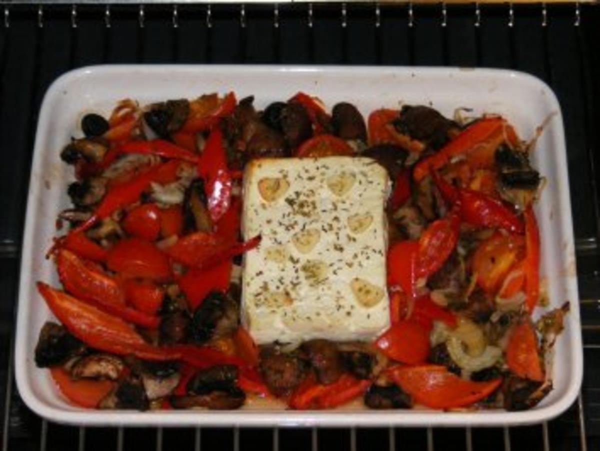 Schafskäse auf Gemüsebett aus dem Ofen - Rezept