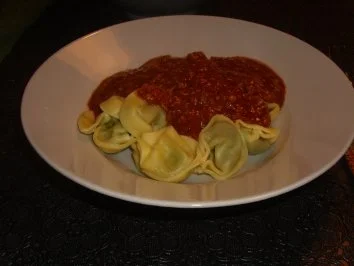 Nudelgerichte: Tortellini Bolognese - Rezept