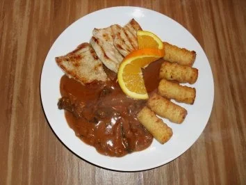 Schnitzel "naturel" mit  Rotwein-Orangen-Pilz-Sauce - Rezept