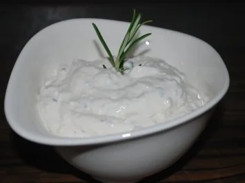 Cremiger Frischkäse-Zwiebel-Dip - Rezept