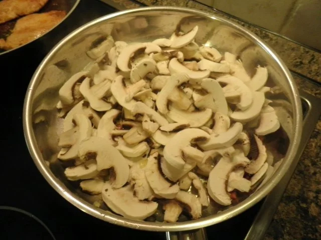 Rezept: Gratinierte Champignon - Hähnchenschnitzel Bild Nr. 3 Gratinierte Champignon - Hähnchenschnitzel - Rezept - Bild Nr. 3