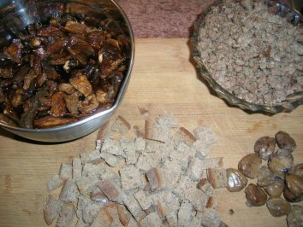 Hähnchen, gefüllt mit Maronen, Steinpilzen, Wurstbrät und gewürzt mit Trüffelöl (saulecker - Rezept - Bild Nr. 2