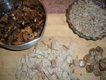 Hähnchen, gefüllt mit Maronen, Steinpilzen, Wurstbrät und gewürzt mit Trüffelöl (saulecker - Rezept - Bild Nr. 2