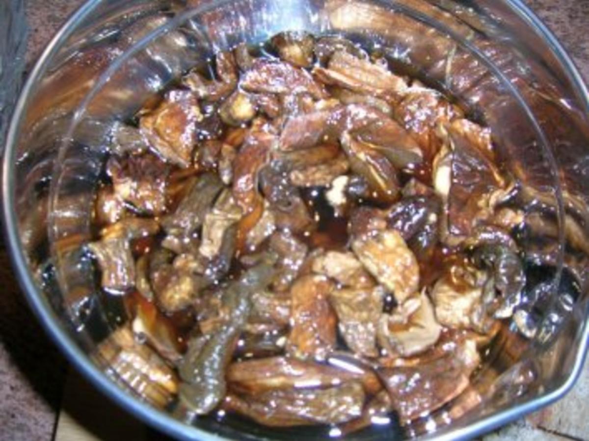 Hähnchen, gefüllt mit Maronen, Steinpilzen, Wurstbrät und gewürzt mit ...