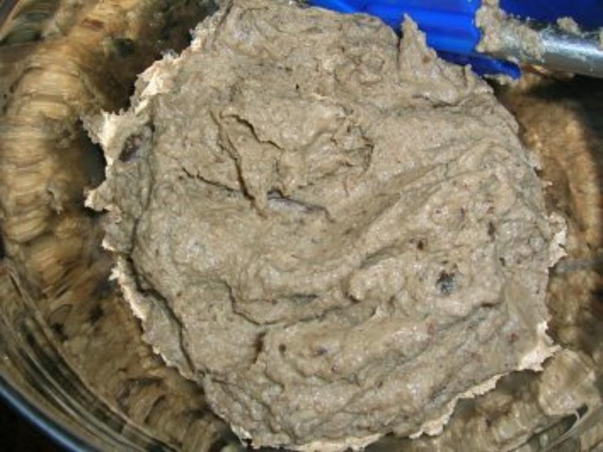 Hähnchen, gefüllt mit Maronen, Steinpilzen, Wurstbrät und gewürzt mit ...