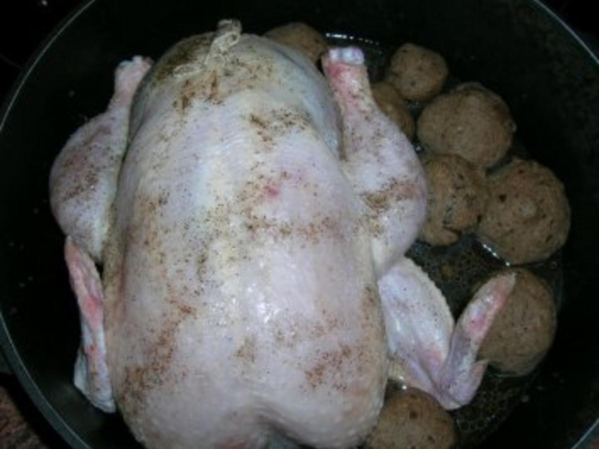 Hähnchen, gefüllt mit Maronen, Steinpilzen, Wurstbrät und gewürzt mit ...