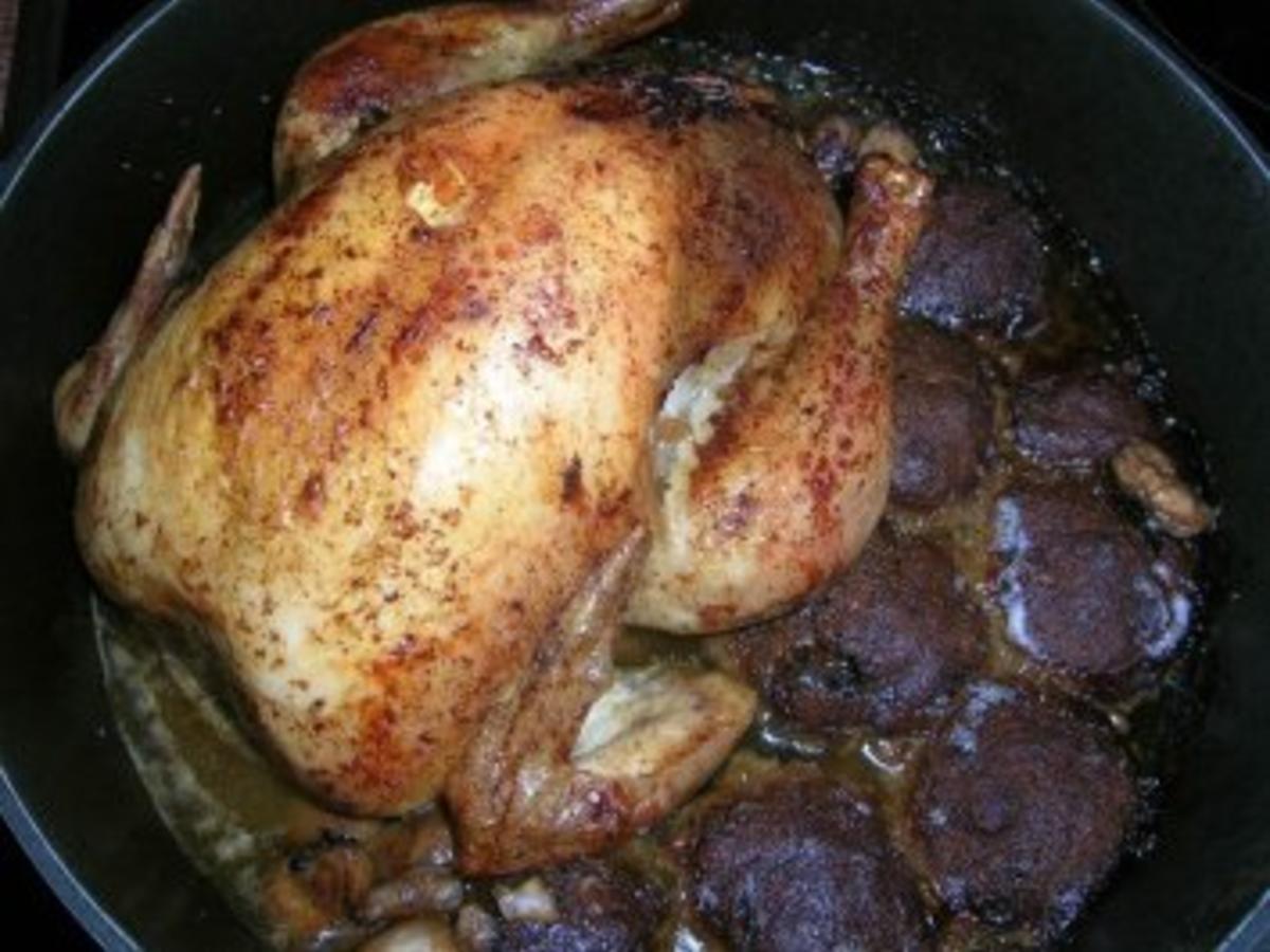 Hähnchen, gefüllt mit Maronen, Steinpilzen, Wurstbrät und gewürzt mit ...