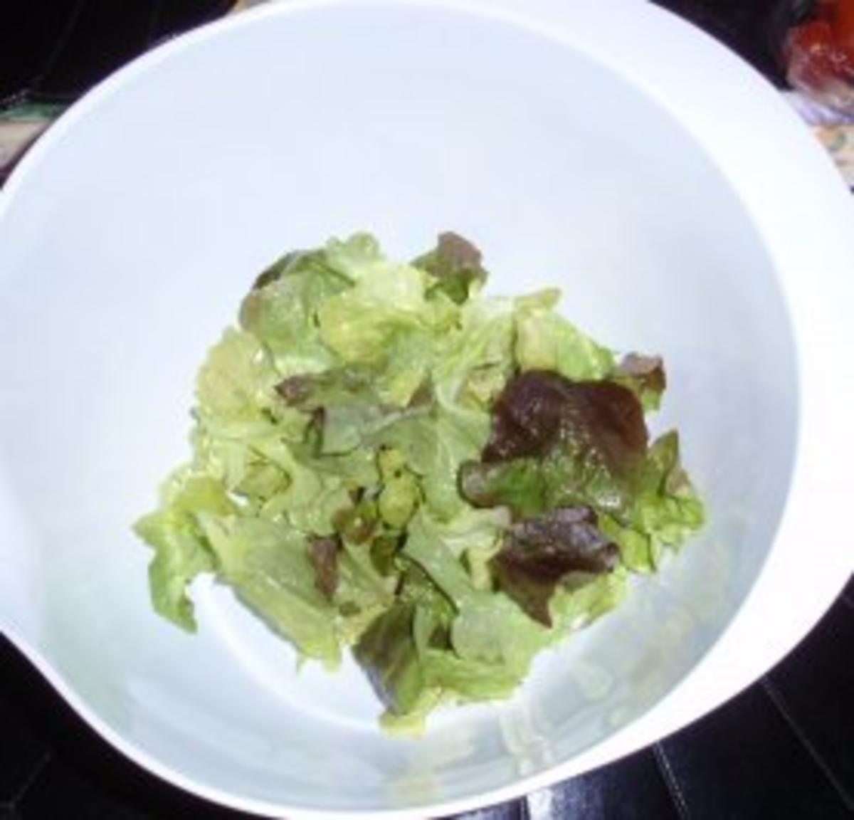 Lachsrolle mit buntem Salat - Rezept - Bild Nr. 2