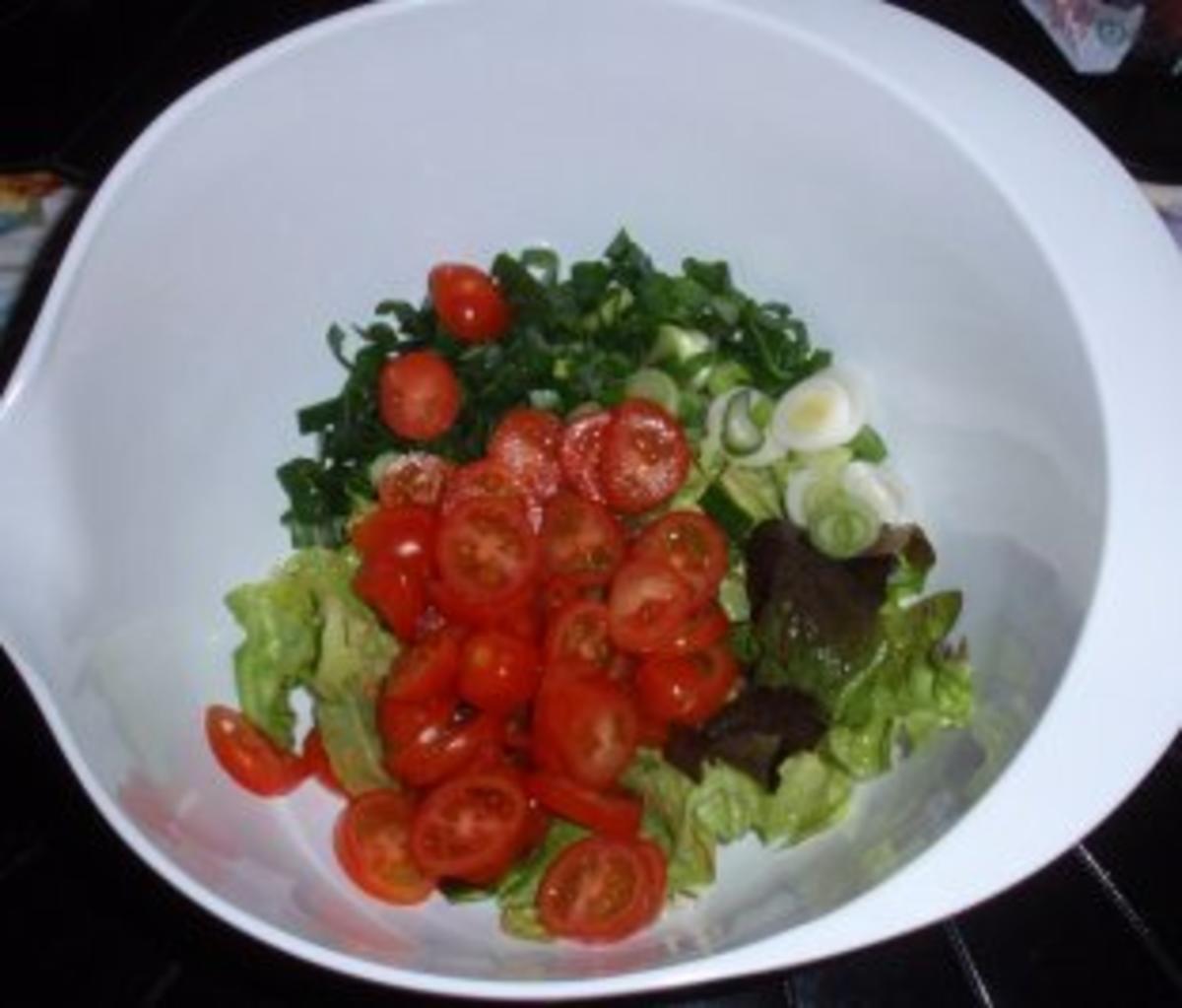 Lachsrolle mit buntem Salat - Rezept - Bild Nr. 3