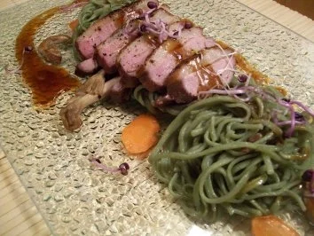 gepfefferte Ente auf gebratenen Grüntee-Nudeln - Rezept