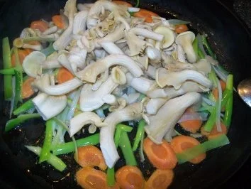 gepfefferte Ente auf gebratenen Grüntee-Nudeln - Rezept - Bild Nr. 8