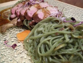 gepfefferte Ente auf gebratenen Grüntee-Nudeln - Rezept - Bild Nr. 10