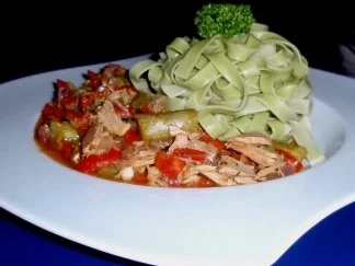 Spinattagliatelle mit einer Thunfischsoße - Rezept